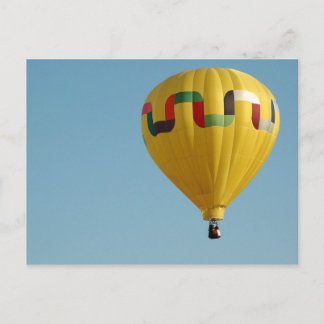 Briefkaart met gele warme luchtballon