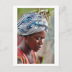 Briefkaart, portret van een jonge vrouw die rijst briefkaart