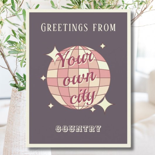 Briefkaart stad naam paarse discobal