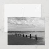 Briefkaart van de zwarte en witte strandscène (Voorkant / Achterkant)