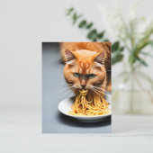 Briefkaart van gemberkat dat spaghetti eet (Staand voorkant)