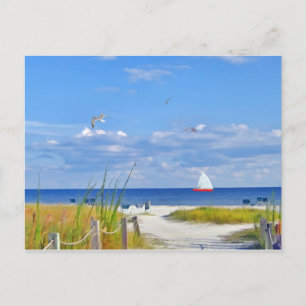Briefkaart voor oceaan, strand en zeilboot