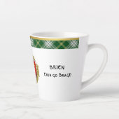 Brien Irish Shield & Tartan gepersonaliseerd Latte Mok (Rechts)