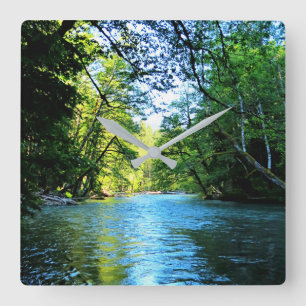 Bright Blue River under Green Trees in Washington Vierkante Klok