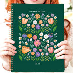 Bright Folk Art Floral Nom personnalisé<br><div class="desc">Ce design gai présente un motif floral d'inspiration folk vibrante avec des fleurs colorées dans les tons rose, violet, orange et blanc contre un arrière - plan vert profond. Le nom personnalisé et l'année apportent une touche unique, ce qui le rend parfait pour les étudiants, les professionnels, ou toute personne...</div>