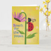 Bright Ladybug sur la carte de voeux à fleurs viol (Fleur jaune)