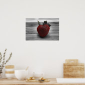Bright Red Strawberry sur B&W Photo Poster (Cuisine)
