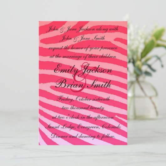 Bright rose neon zebra rayures invitations mariage (Debout devant)