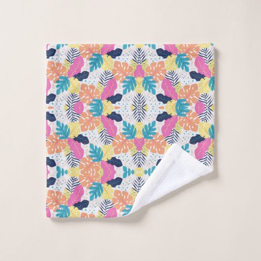 Brightly patterned towels and a washcloth  (Gant de toilette)