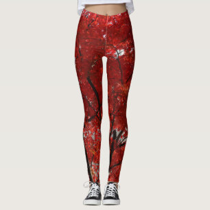 Briljante rode bladeren in de herfst op leggings