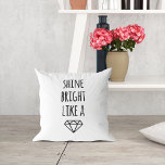 Briller comme un oreiller à lancer de diamant<br><div class="desc">Brille chaque jour ! Donnez-vous une petite dose d'inspiration avec ce coussin. Comprend une jolie police manuscrite avec illustration en losange.</div>