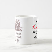 Brindilles tordues sur la tasse noueuse de (Centre)