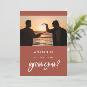 Brique brûlée moderne Groomsman proposition carte  (Debout devant)