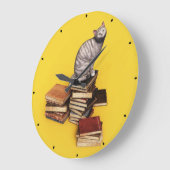British Cat op een stapel boeken Grote Klok (Hoek)