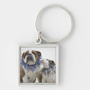 Britse bulldog en puppy met een jesterkraag, sleutelhanger
