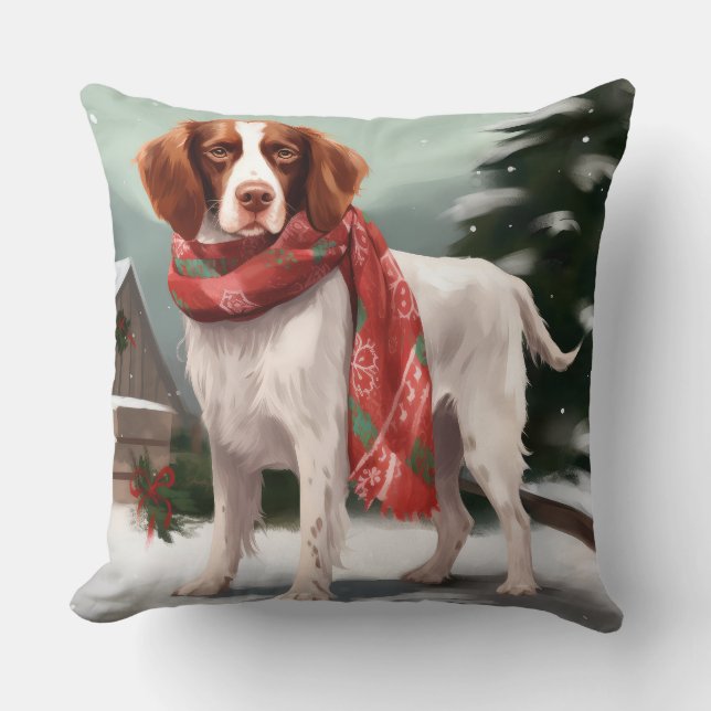 Brittany Spaniel-hond in de sneeuw met Kerstmis Kussen (Voorkant)