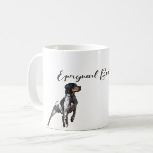 Brittany Spaniel jaagt in het veld Koffiemok