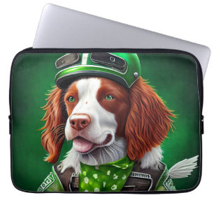 Brittany Spaniel rijdt op fiets St. Patrick's Day Laptop Sleeve