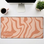 Broche en marbre Abstrait rétro moderne<br><div class="desc">Laissez-vous tenter par une danse des couleurs grâce à notre Motif moderne rétro Abstrait en marbre liquide. Evoquant la fluidité dynamique des surfaces marbrées et l'esthétique charmante du design rétro-moderne, ce motif est un régal pour les yeux. Une symphonie de couleurs vibrantes tourbillonne et coule dans des mouvements comme des...</div>