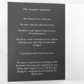 Brochure à trois volets gris et rouge pour affaire (Intérieur en premier)