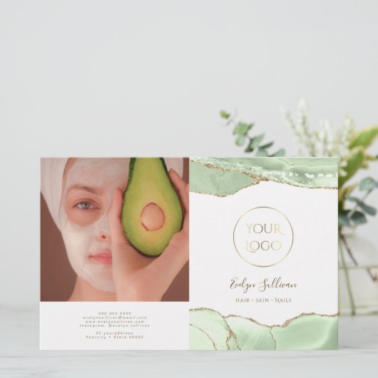 Brochure bifold agate vert Jade (Debout devant)