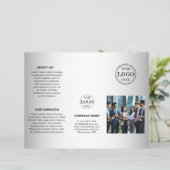 Brochure de logo personnalisé avec fond gris flou (Debout devant)