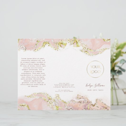 brochure design en marbre rose (Debout devant)