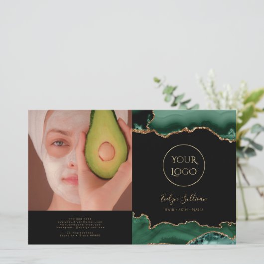 brochure pliée vert émeraude (Debout devant)