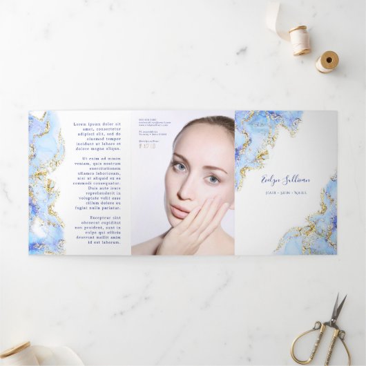 Brochure triplée design marbré bleu pastel (Extérieur)