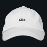 Brodée Casquette en coton blanc avec Gras King Texte Beau<br><div class="desc">Entrez dans votre royaume avec ce casquette blanc,  avec le texte brodé "King" en noir gras. Conçu avec du coton respirant,  il s’agit d’un ajout élégant à toute tenue,  avec une sangle réglable pour un ajustement personnalisé.</div>
