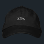 Brodée Casquette noir avec broderie de texte roi pour un<br><div class="desc">Découvrez la sophistication avec le casquette noir avec le texte "King" en broderie. Le coton et la visière réglable offrent un confort absolu. Idéal pour faire une déclaration royale dans l'usage quotidien.</div>