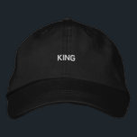 Brodée Casquette noir de style Souverain avec Casquette d<br><div class="desc">Montrez votre côté royal avec le Casquette noir de style Souverain,  avec une broderie "King" audacieuse. Ce casquette offre une sangle réglable pour un ajustement personnalisé. Parfait pour ajouter une touche de pourcentage à votre look quotidien.</div>
