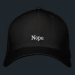 Brodée Casquette "Nope "<br><div class="desc">Ce casquette incarne le sentiment habituel de la plupart des jours.  Quand tout est trop,  et vous voulez que le monde le sache.</div>