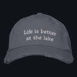 Brodée La vie est meilleure au lac gris brodé casquette<br><div class="desc">La vie est meilleure chez le casquette brodé gris lac. Drôle idée cadeau de retraite pour les hommes. Idéal aussi pour les retraités ou les pêcheurs. Couleurs gris et blanc ou personnalisées. Casquette avec des déchirures et des fils amples.</div>
