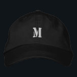 Brodée M Monogramme élaboré avec Casquette de poinçonnage<br><div class="desc">Cette casquette de noir réglable offre une fusion élégante de simplicité et de personnalisation, conçue pour ceux qui apprécient à la fois le confort et l'individualité. La pièce maîtresse de ce casquette est le monogramme brodé "M", élaboré avec une couture méticuleuse pour donner un look pointu et durable qui se...</div>