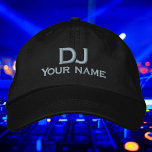 Brodée Votre DJ nom tenue casquette Casquette brodé<br><div class="desc">Ce casquette/casquette brodé peut y ajouter votre nom de DJ. C'est une tenue DJ unique qui fera ressortir votre nom et vous fera remarquer par les futurs clients potentiels. C'est l'accessoire parfait pour les vêtements techno,  hip hop et autres DJs.</div>