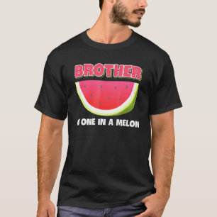 Broer van één in een melonfamilie die waterel met t-shirt