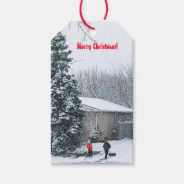 Broers die Labels met sneeuwcadeaus tonen Cadeaulabel