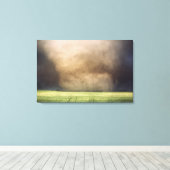 Brokstukken vliegen net na deze heftige tornado-ve canvas afdruk (Insitu (Houten vloer))