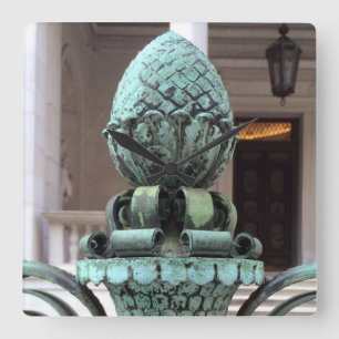 Bronze Pineapple Clock Keeps Hospitality Time Vierkante Klok