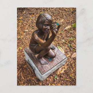 Bronzen kind met vergrootglas beeld briefkaart