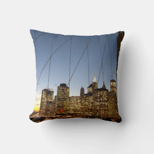Brooklyn Bridge bij schemer met skyline van Manhat Kussen
