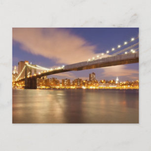Brooklyn Bridge en Manhattan bij nacht. Briefkaart