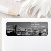 Brooklyn Bridge en Manhattan Skyline At Night, New Etiket (Insitu)