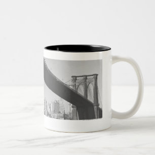Brooklyn bridge en Manhattan skyline New York Tweekleurige Koffiemok