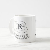 BROOKLYN NÉ & RAISED™ LOGO MUG (Devant gauche)