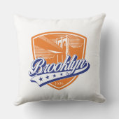 Brooklyn Schild met Swoosh-ontwerp Kussen (Achterkant)