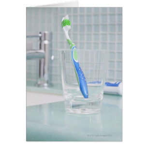 Brosse à dents dans une tasse dans la salle de bai