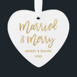 Brosse d'or Script Marié & Joyeux Coeur Mariage<br><div class="desc">Brosse d'or Script marié et joyeux Mariage ornement de coeur</div>