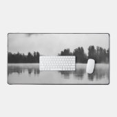 Brouillard matinal au-dessus du lac en noir et bla (Clavier et souris)